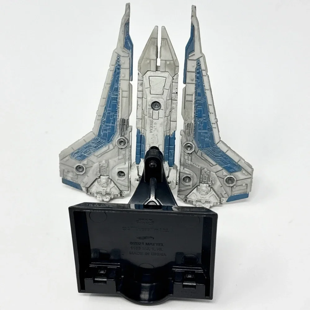 Hot Wheels Star Wars Gauntlet Starfighter Die Cast Ship w Display Stand
